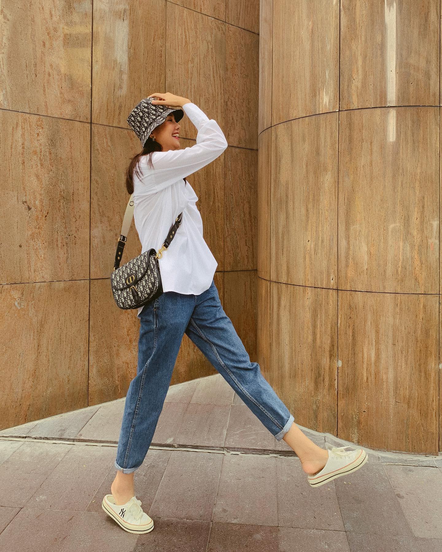 Mỹ nhân Việt có 10 cách diện quần jeans ống đứng đơn giản mà đẹp- Ảnh 9. Mỹ nhân Việt có 10 cách diện quần jeans ống đứng đơn giản mà đẹp- Ảnh 9.