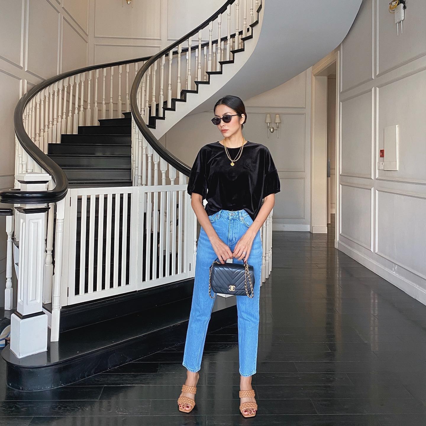 Mỹ nhân Việt có 10 cách diện quần jeans ống đứng đơn giản mà đẹp- Ảnh 7. Mỹ nhân Việt có 10 cách diện quần jeans ống đứng đơn giản mà đẹp- Ảnh 7.