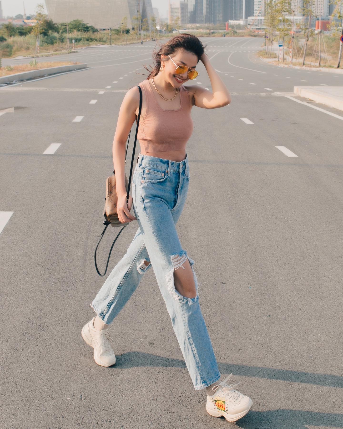 Mỹ nhân Việt có 10 cách diện quần jeans ống đứng đơn giản mà đẹp- Ảnh 6. Mỹ nhân Việt có 10 cách diện quần jeans ống đứng đơn giản mà đẹp- Ảnh 6.