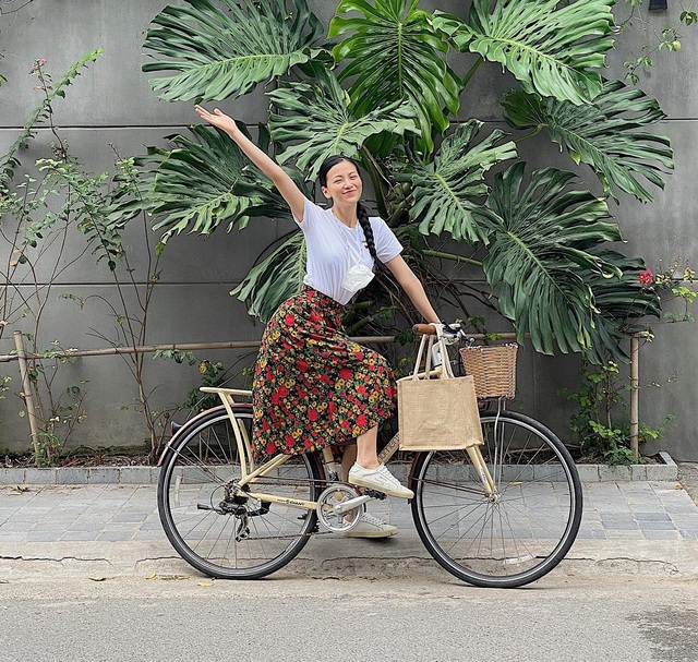 Nàng hậu có phong cách mặc áo thun chuẩn thanh lịch, đáng tham khảo - Ảnh 10. Nàng hậu có phong cách mặc áo thun chuẩn thanh lịch, đáng tham khảo - Ảnh 10.