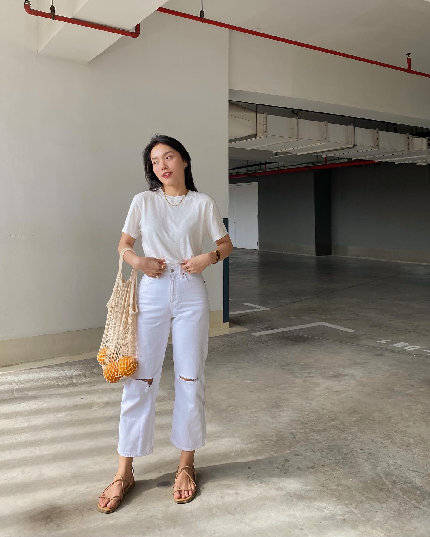 Mỹ nhân Việt có 10 cách diện quần jeans ống đứng đơn giản mà đẹp- Ảnh 5. Mỹ nhân Việt có 10 cách diện quần jeans ống đứng đơn giản mà đẹp- Ảnh 5.