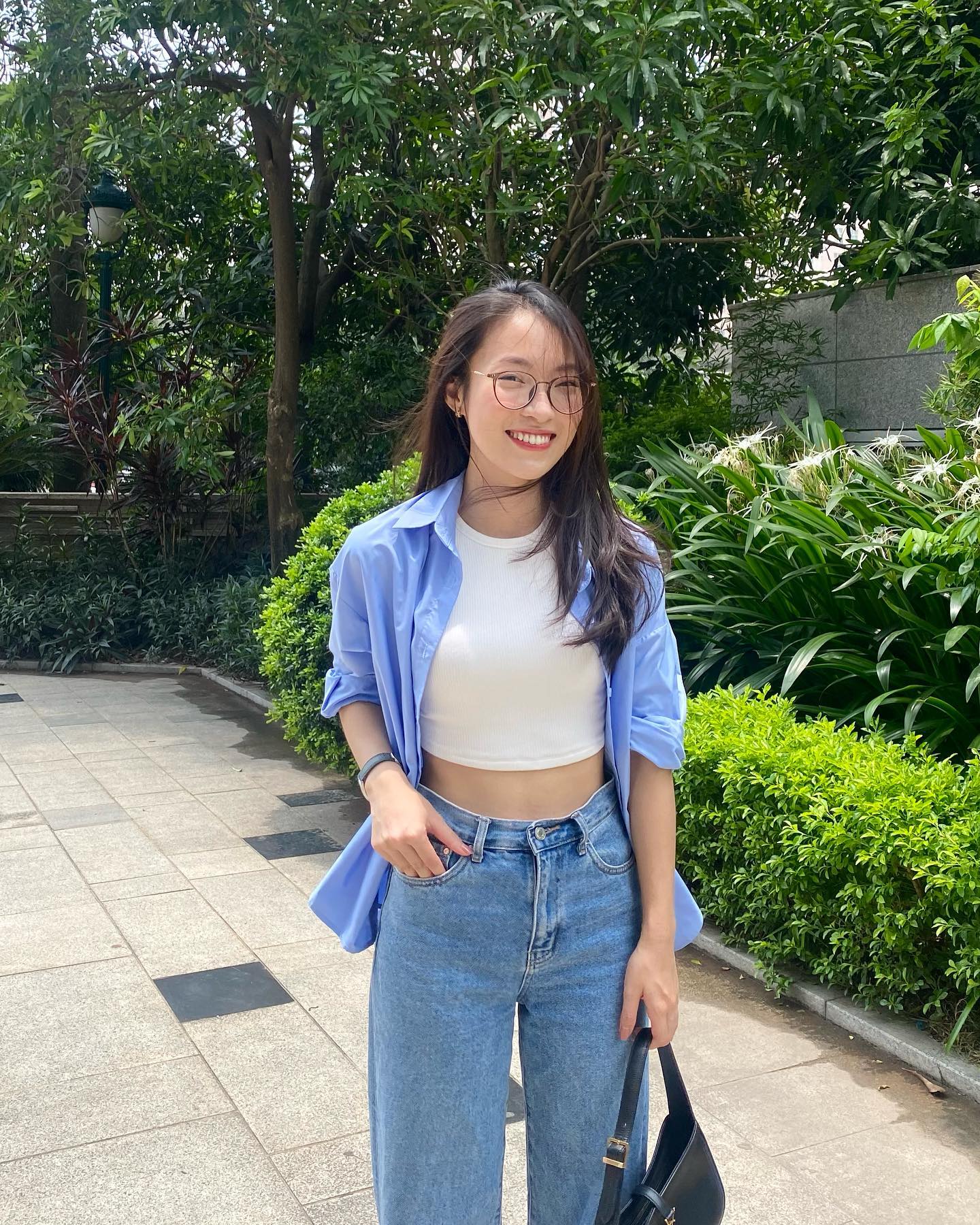 Mỹ nhân Việt có 10 cách diện quần jeans ống đứng đơn giản mà đẹp- Ảnh 4. Mỹ nhân Việt có 10 cách diện quần jeans ống đứng đơn giản mà đẹp- Ảnh 4.