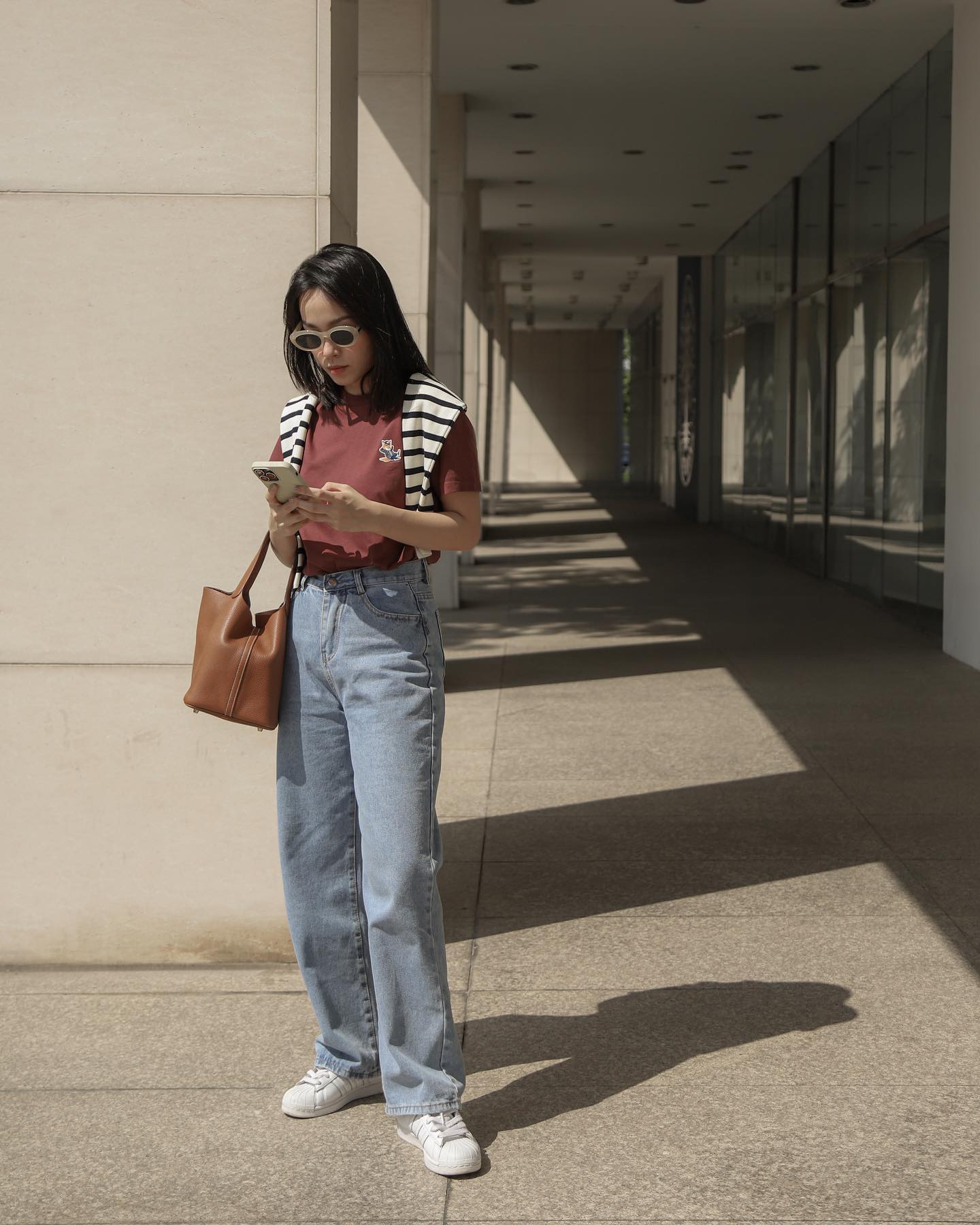 Mỹ nhân Việt có 10 cách diện quần jeans ống đứng đơn giản mà đẹp- Ảnh 2. Mỹ nhân Việt có 10 cách diện quần jeans ống đứng đơn giản mà đẹp- Ảnh 2.