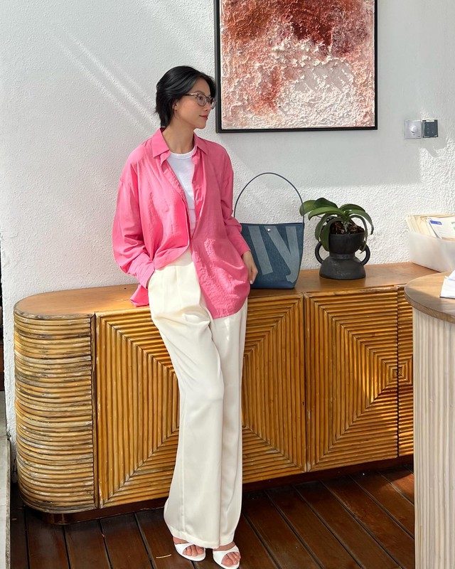 Nàng hậu có phong cách mặc áo thun chuẩn thanh lịch, đáng tham khảo - Ảnh 4. Nàng hậu có phong cách mặc áo thun chuẩn thanh lịch, đáng tham khảo - Ảnh 4.