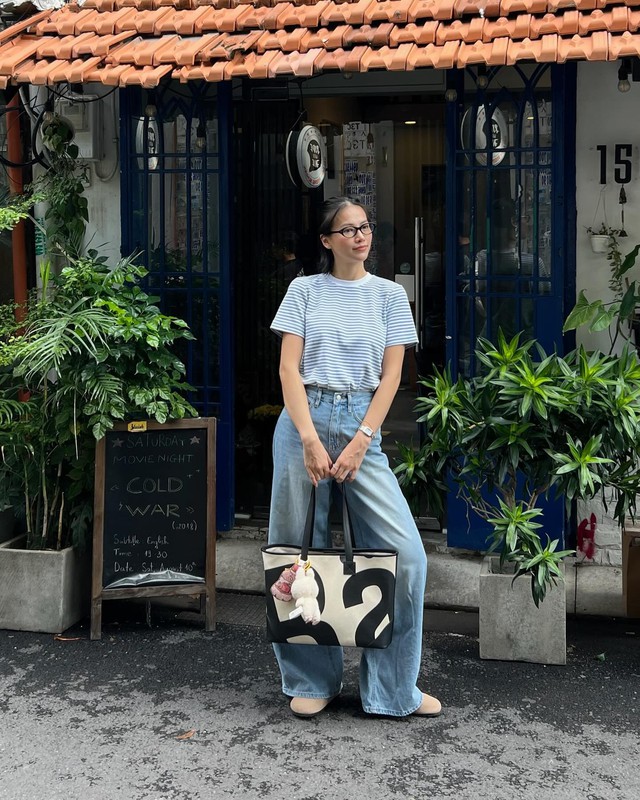 Nàng hậu có phong cách mặc áo thun chuẩn thanh lịch, đáng tham khảo - Ảnh 1. Nàng hậu có phong cách mặc áo thun chuẩn thanh lịch, đáng tham khảo - Ảnh 1.