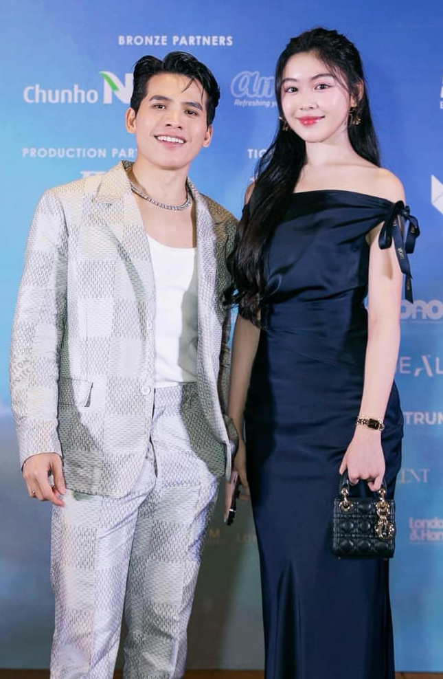 Loạt túi xách trăm triệu của con gái Quyền Linh - Ảnh 2. Loạt túi xách trăm triệu của con gái Quyền Linh - Ảnh 2.