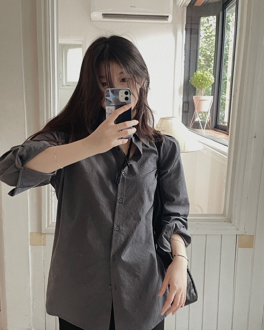 5 kiểu sơ mi cần có trong tủ đồ của nàng công sở sành điệu- Ảnh 7. 5 kiểu sơ mi cần có trong tủ đồ của nàng công sở sành điệu- Ảnh 7.