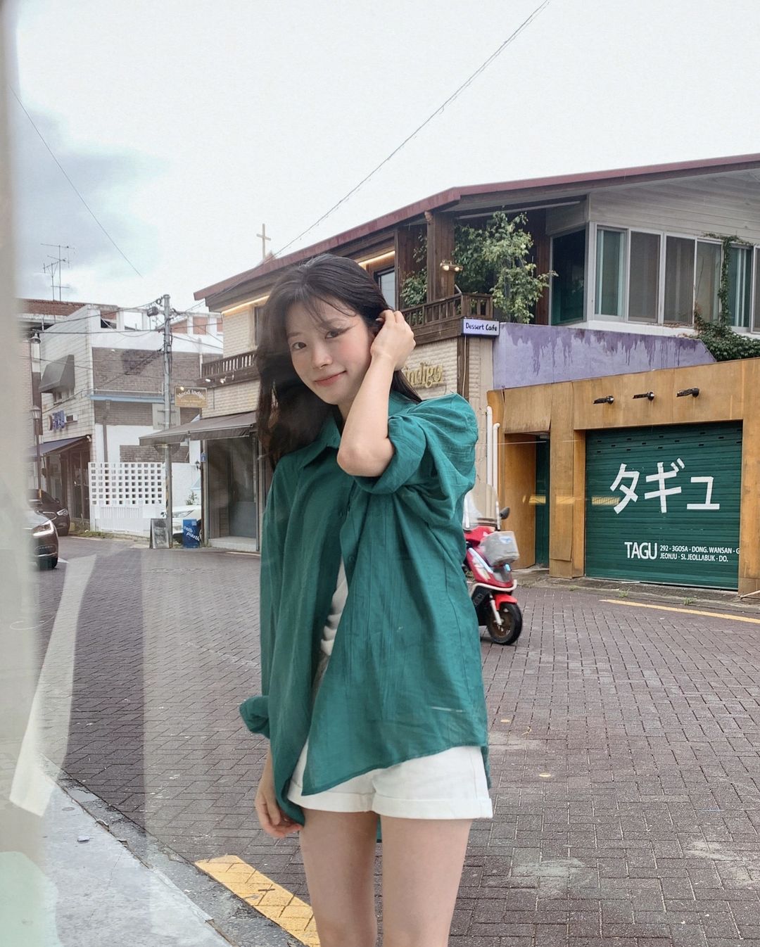 5 kiểu sơ mi cần có trong tủ đồ của nàng công sở sành điệu- Ảnh 1. 5 kiểu sơ mi cần có trong tủ đồ của nàng công sở sành điệu- Ảnh 1.